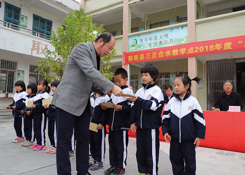 12月20日，集团形象管理部总经理李华代表我集团向我集团捐建学校的师生颁发了2018年度“三正奖教助学金”，共计颁发30万元。