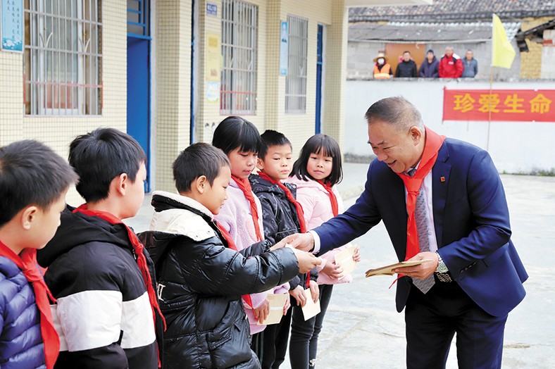 12月25日至26日，我集团向捐建学校师生颁发“三正奖教助学金”合计23.98万元。并向三正合水小学捐赠了价值7.5万的多媒体教学设备，向揭阳凤湖小学碧潭三正分校一名病重学生捐赠1万元助其度过难关。