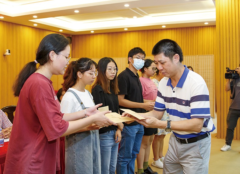 8月29日上午，“2023年广东三正集团捐资助学金发放仪式”在桥头镇第四小学举行，为25名桥头籍困难家庭在读大学生发放助学金19.04万元。