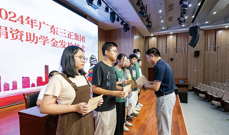 8月27日上午，我集团2024年捐资助学金发放仪式在桥头镇中心小学举行，董事长助理莫永康代表我集团向21名受助学生发放了助学金。