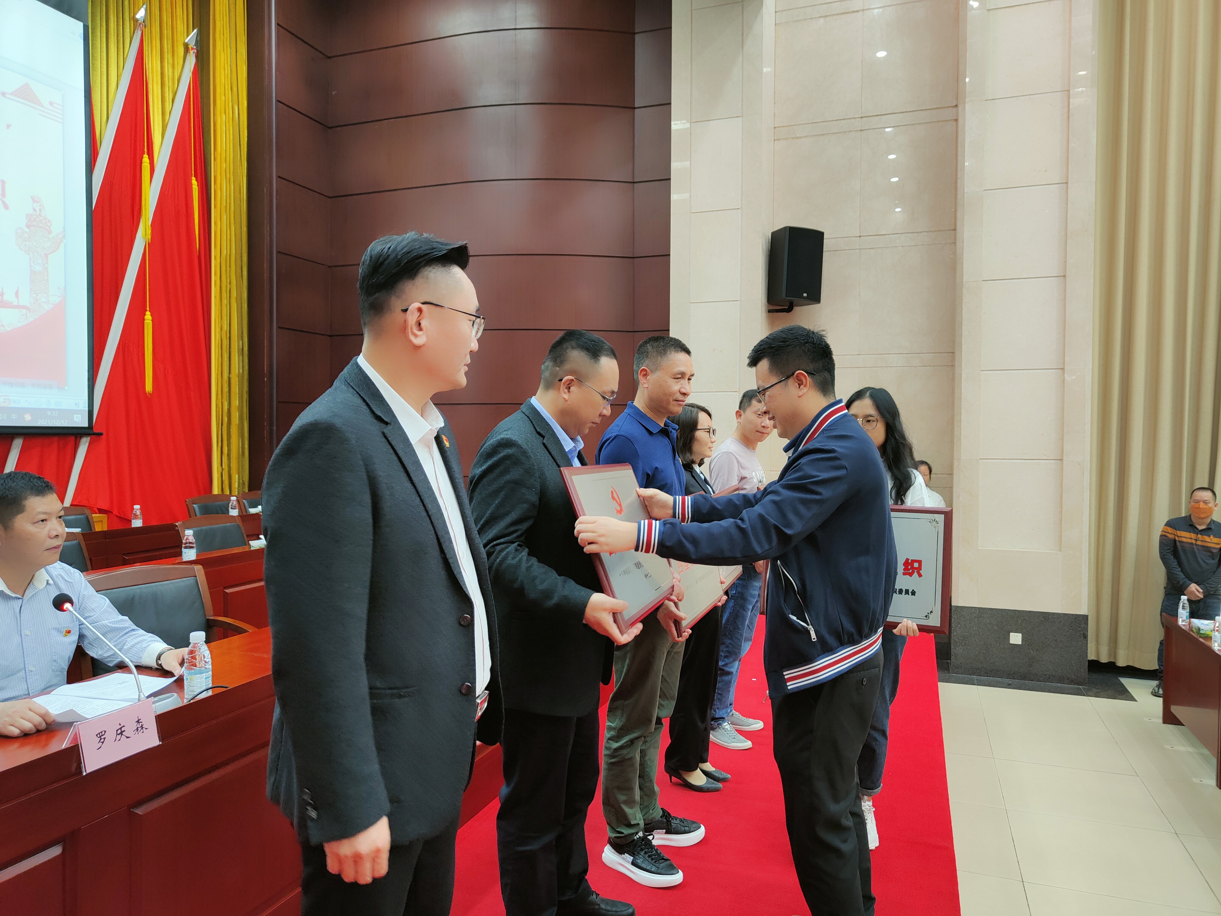 塘厦镇“两新”组织党委副书记、党建服务中心主任罗肖峰为三正房地产党支部星级党组织颁发了“四星级党组织”牌匾.jpg